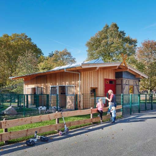 Das Stallgebäude des Besucherzentrums der GRUGA in Essen, Außenansicht.