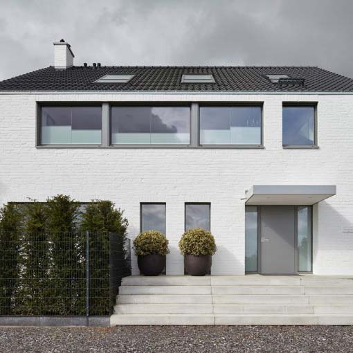 Fassade eines modernisierten und umgebauten Zweifamilienhauses in Meerbusch.